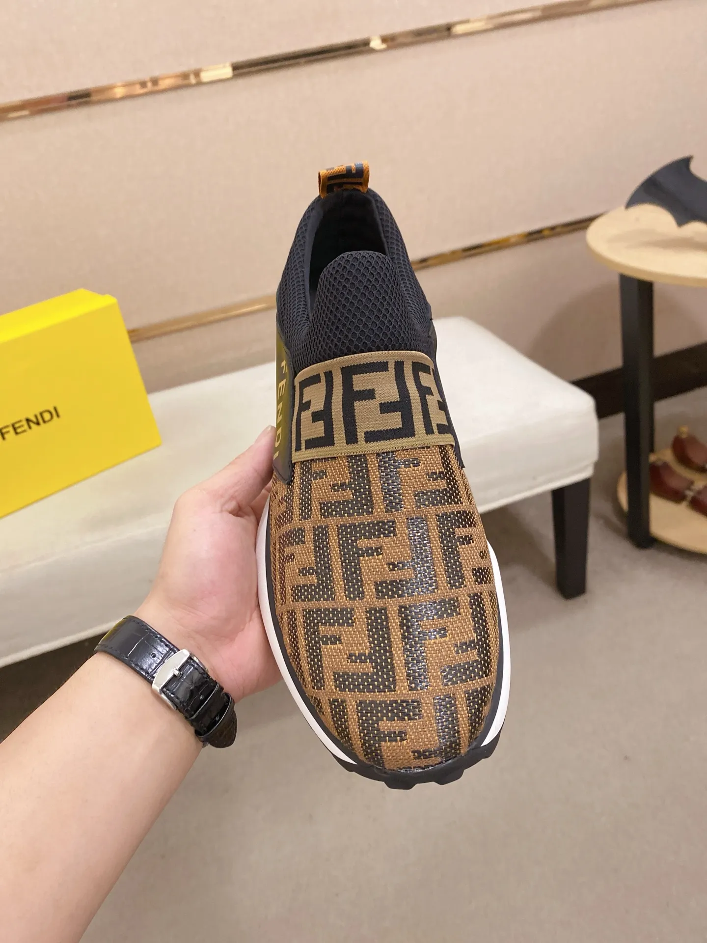 Men's shoes 💰 462💰 (FENDI) New style 👊🏻 upper 🇮🇹 imported cowhide fabric 🇩🇪 lining imported sheepskin lining. The original outsole is molded to highlight the identity of every man, and the upper foot is stable and stable🚶🏻🚶🏻The high-end custom counters reproduce the original version📯No matter the wind or rain, the shoe last remains unchanged and can withstand the verification of time🔍️,🔵 Size: 38-44 (45 is custom-made and cannot be returned or exchanged